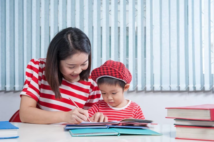 cara mendidik anak sensitif, disiplin anak sensitif, anak peka perasaan, cara mengasuh anak dengan empati, strategi pengasuhan lembut, pola asuh anak sensitif, tips parenting bunda muda, mendidik anak penuh kasih.